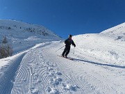 44 Gli sciatori si godono la bella giornata come noi